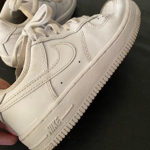 Kids unisex Nike tennis shoes. Size 11.